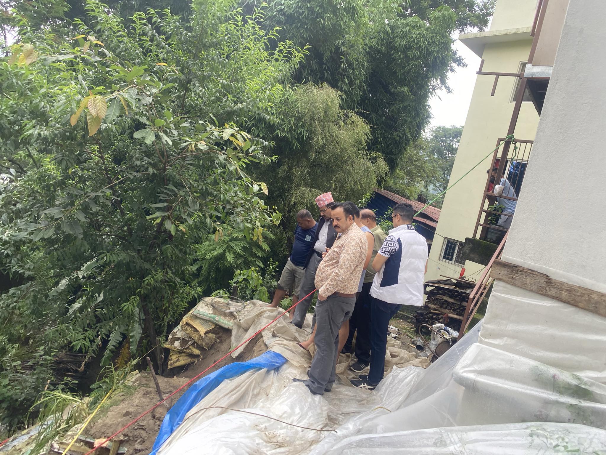 टोखामा पहिरो ः घरहरु जोखिममा 