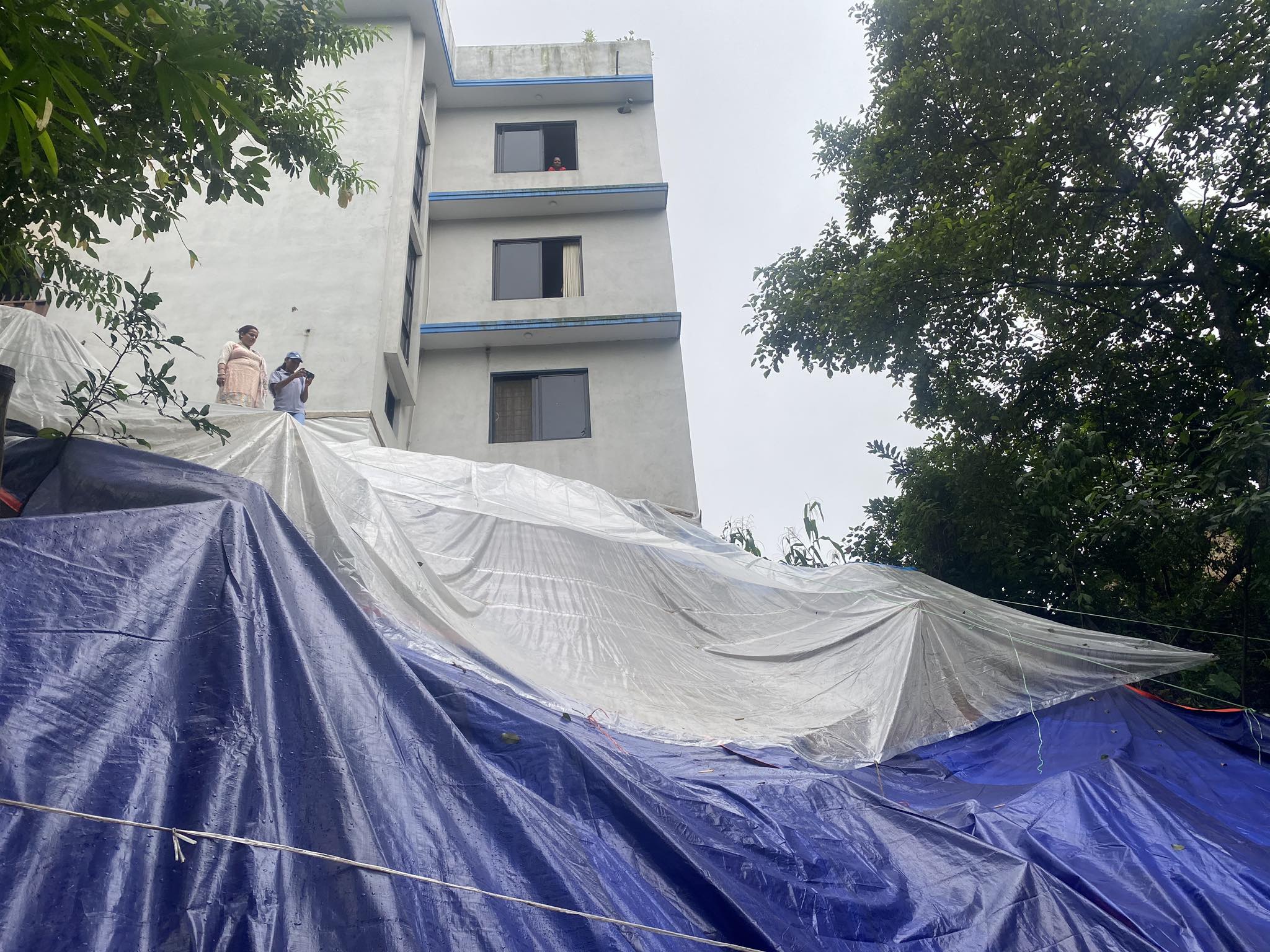 टोखामा पहिरो ः घरहरु जोखिममा 