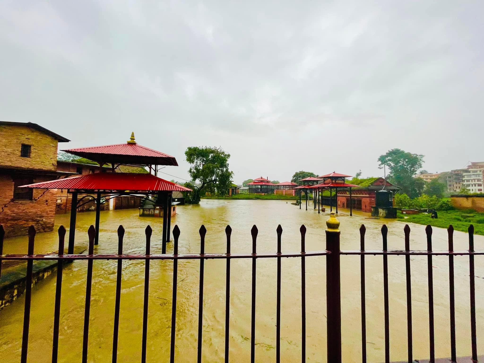 भक्तपुरमा अविरल वर्षाको प्रभाब ः कतै स्कुल, कतै अस्पताल डुवानमा (फोटो फिचर)