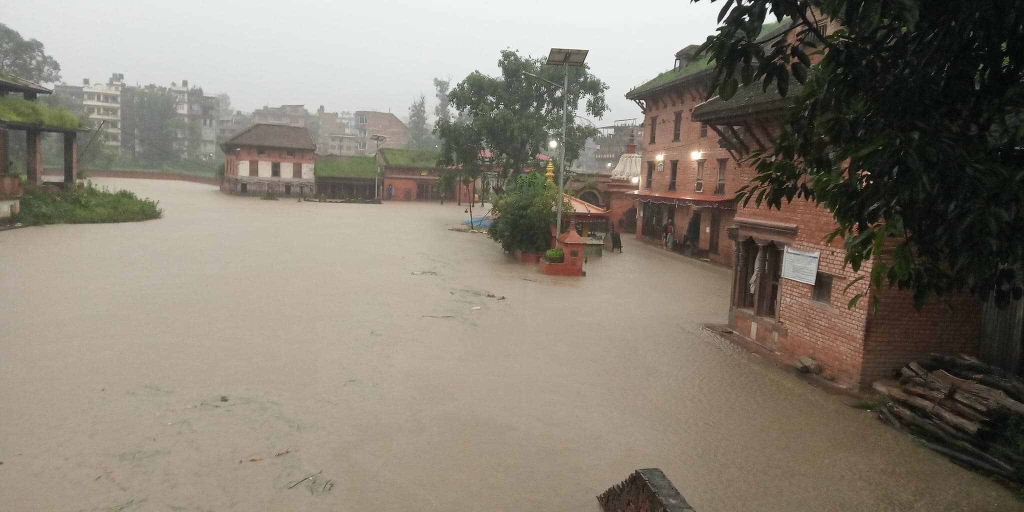 भक्तपुरमा अविरल वर्षाको प्रभाब ः कतै स्कुल, कतै अस्पताल डुवानमा (फोटो फिचर)