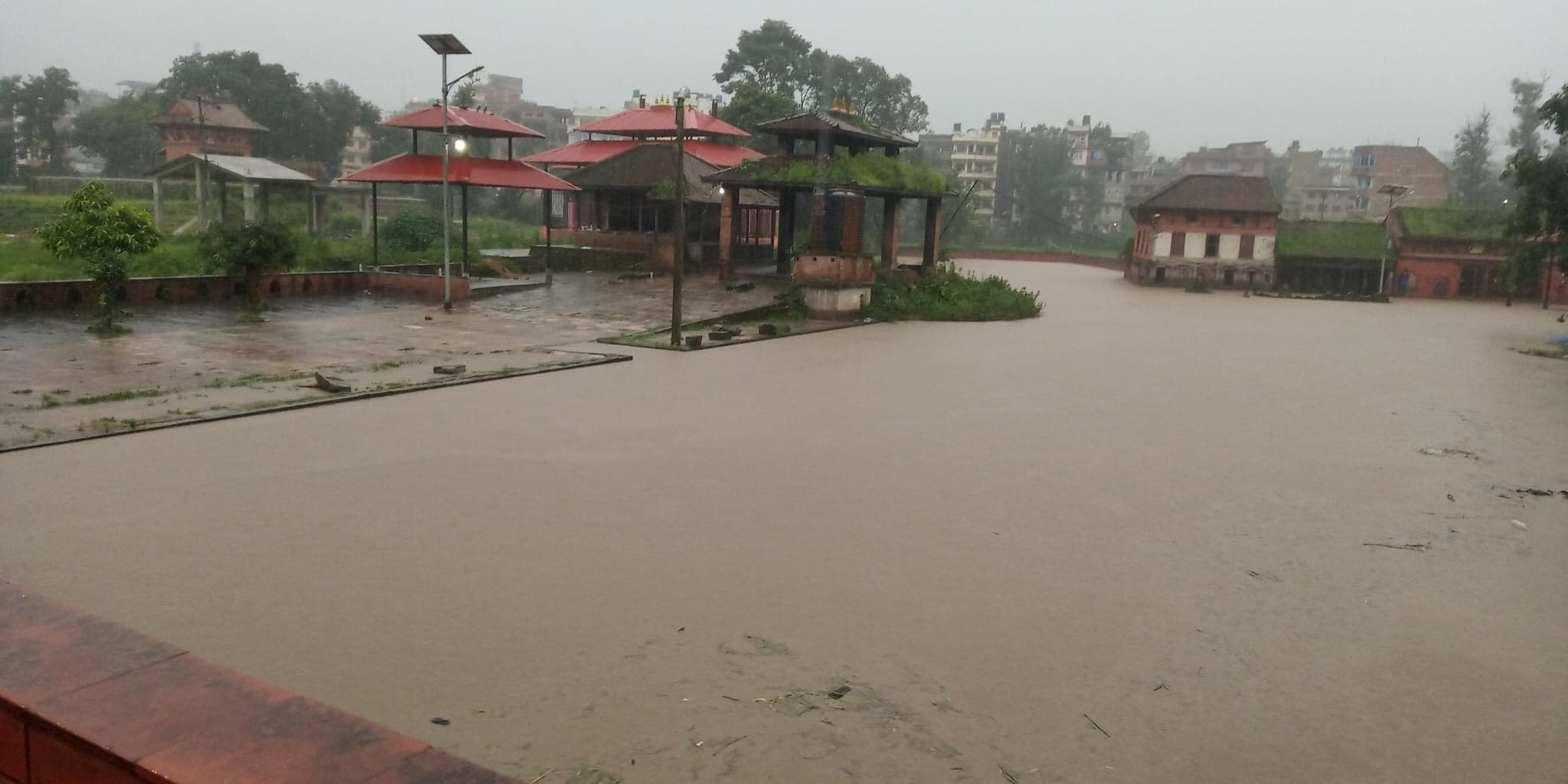भक्तपुरमा अविरल वर्षाको प्रभाब ः कतै स्कुल, कतै अस्पताल डुवानमा (फोटो फिचर)