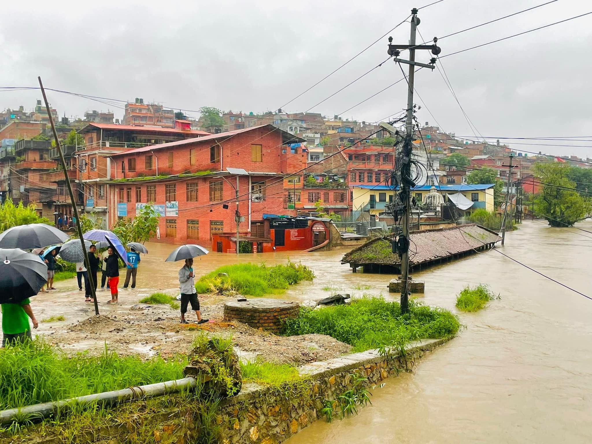 भक्तपुरमा अविरल वर्षाको प्रभाब ः कतै स्कुल, कतै अस्पताल डुवानमा (फोटो फिचर)