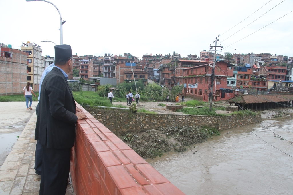 नगर प्रमुख प्रजापतिद्वारा बाढी प्रभावित क्षेत्रको निरीक्षण