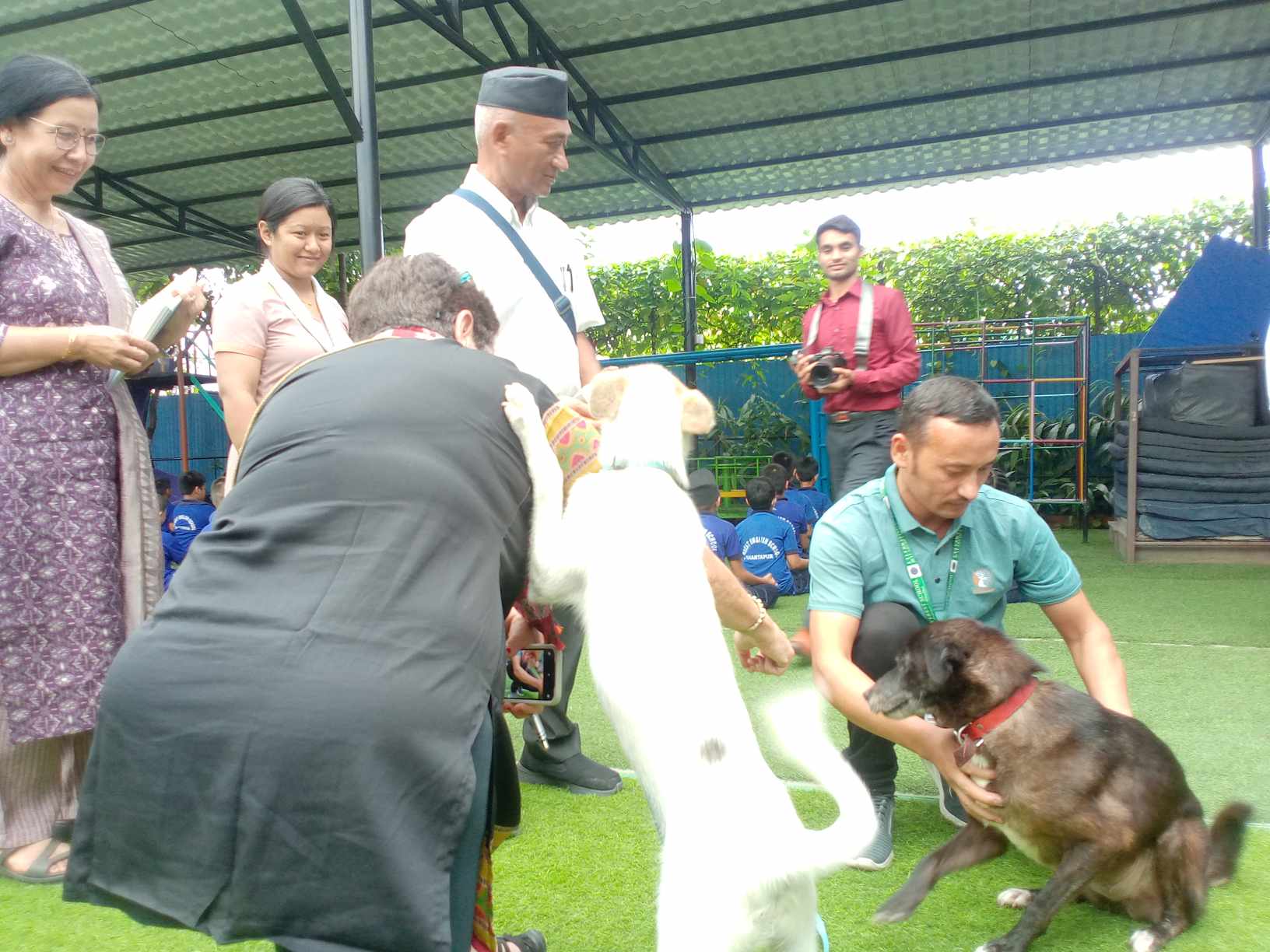 भक्तपुरको एभरेष्ट स्कुलका विद्यार्थीले भने ः सडक कुकुरहरुलाई नपिटौं 