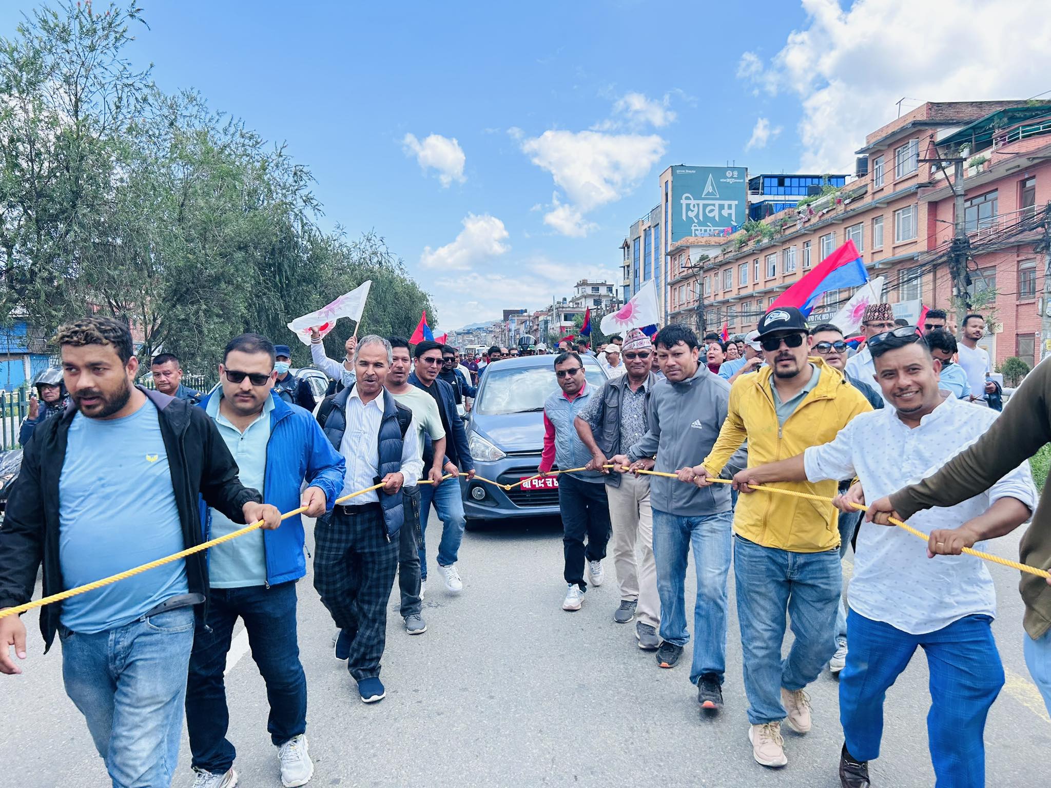 गाडी तथा मोटरसाईकल तानेर गुडाउँदै विरोध 