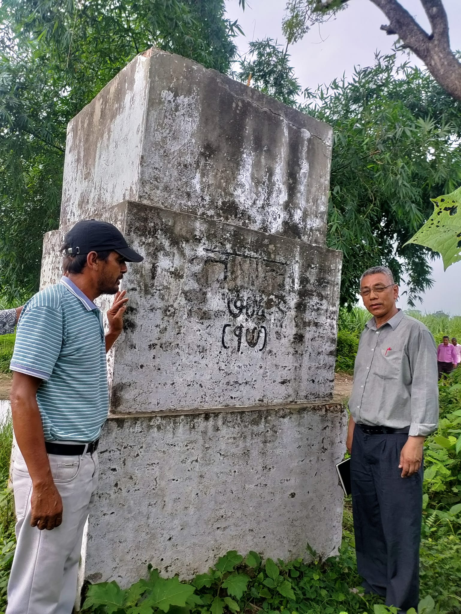 सांसद प्रेम सुवालसहितको टोली कञ्चनपुरको कमैयाहरूको बस्तीमा