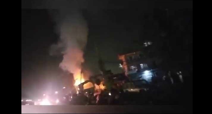 जगातीमा रोकिराखेको ट्रकमा आगलागी (तस्वीरहरु छन्)