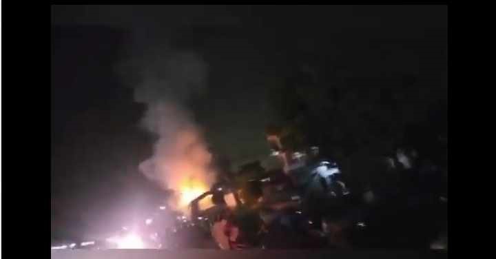 जगातीमा रोकिराखेको ट्रकमा आगलागी (तस्वीरहरु छन्)