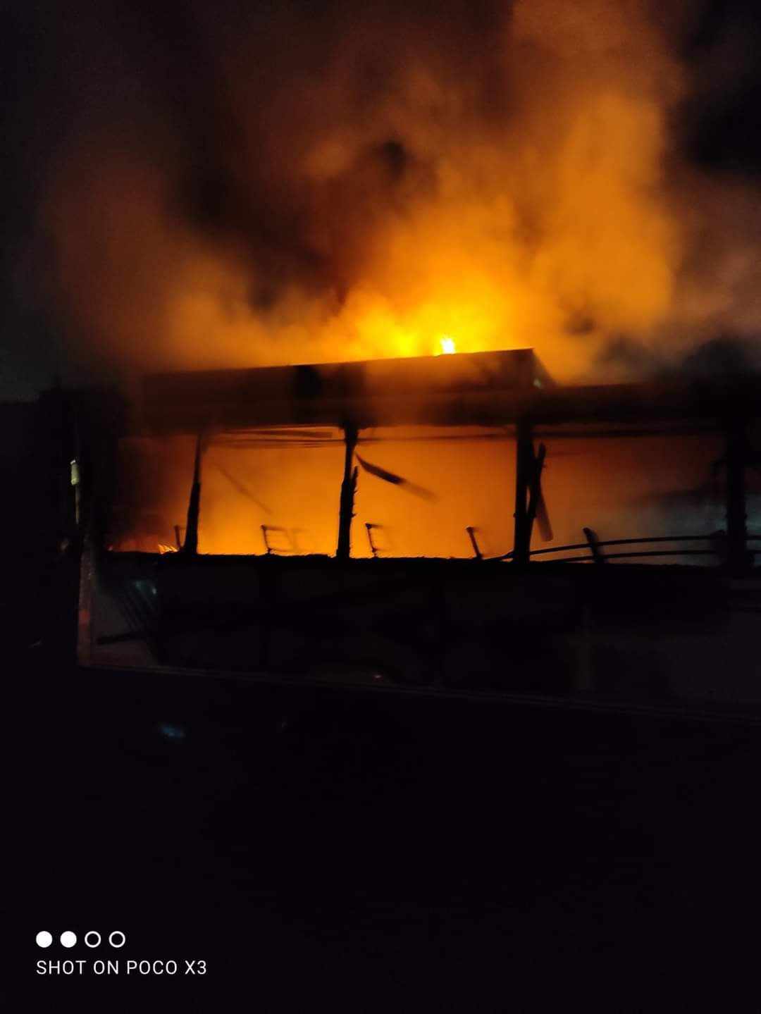 भक्तपुरमा पार्किग गरिराखेको मिनीबसमा आगलागी