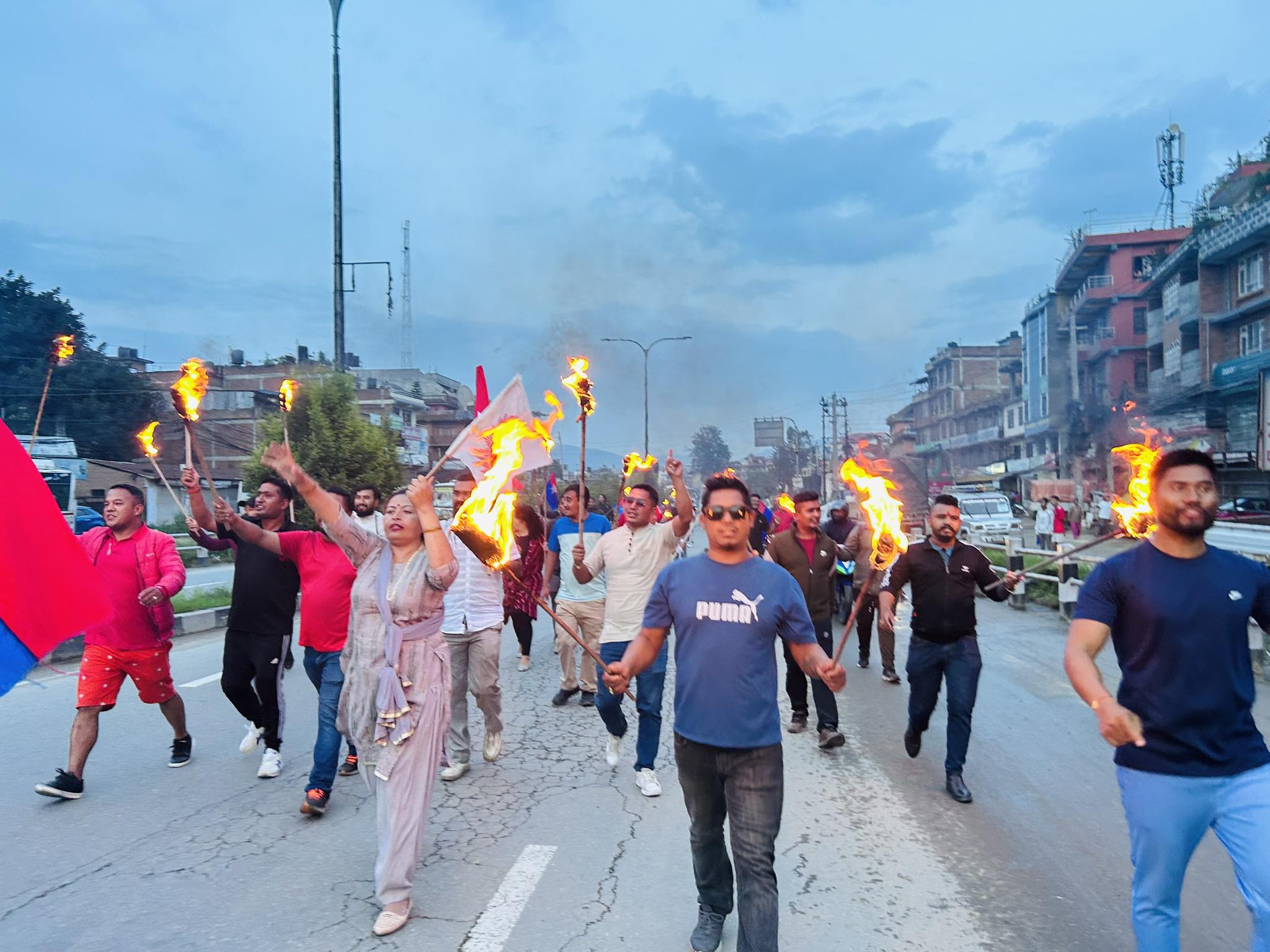 पेटोलियम पदार्थमा भएको मूल्यबृद्धिविरुच भक्तपुरमा मशाल जुलुश (फोटो फिचर)