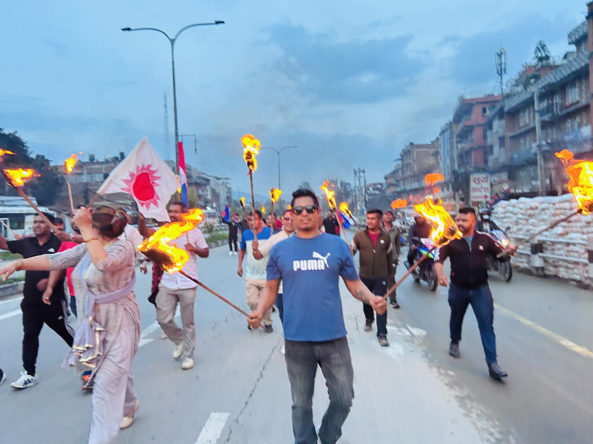 पेटोलियम पदार्थमा भएको मूल्यबृद्धिविरुच भक्तपुरमा मशाल जुलुश (फोटो फिचर)
