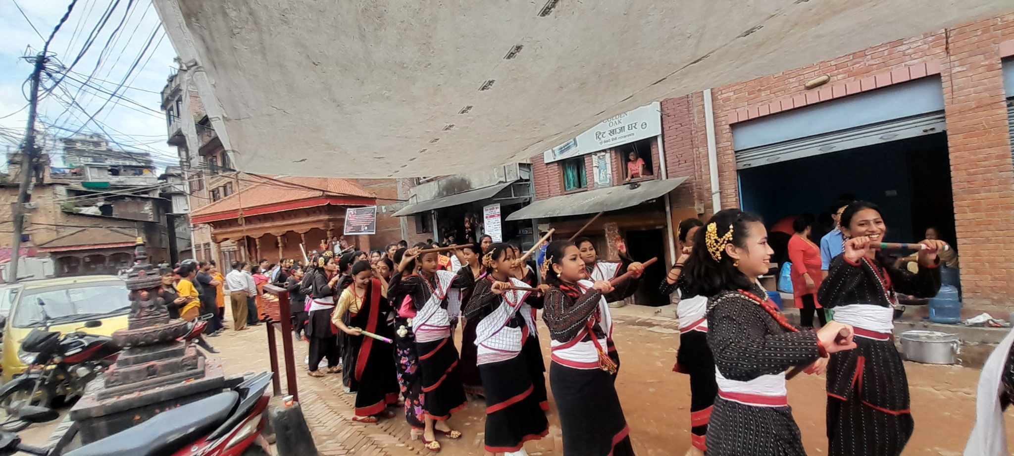 विनायकका विद्यार्थी घिन्ताङ घिसिङ नाचका साथ नगर परिक्रमा