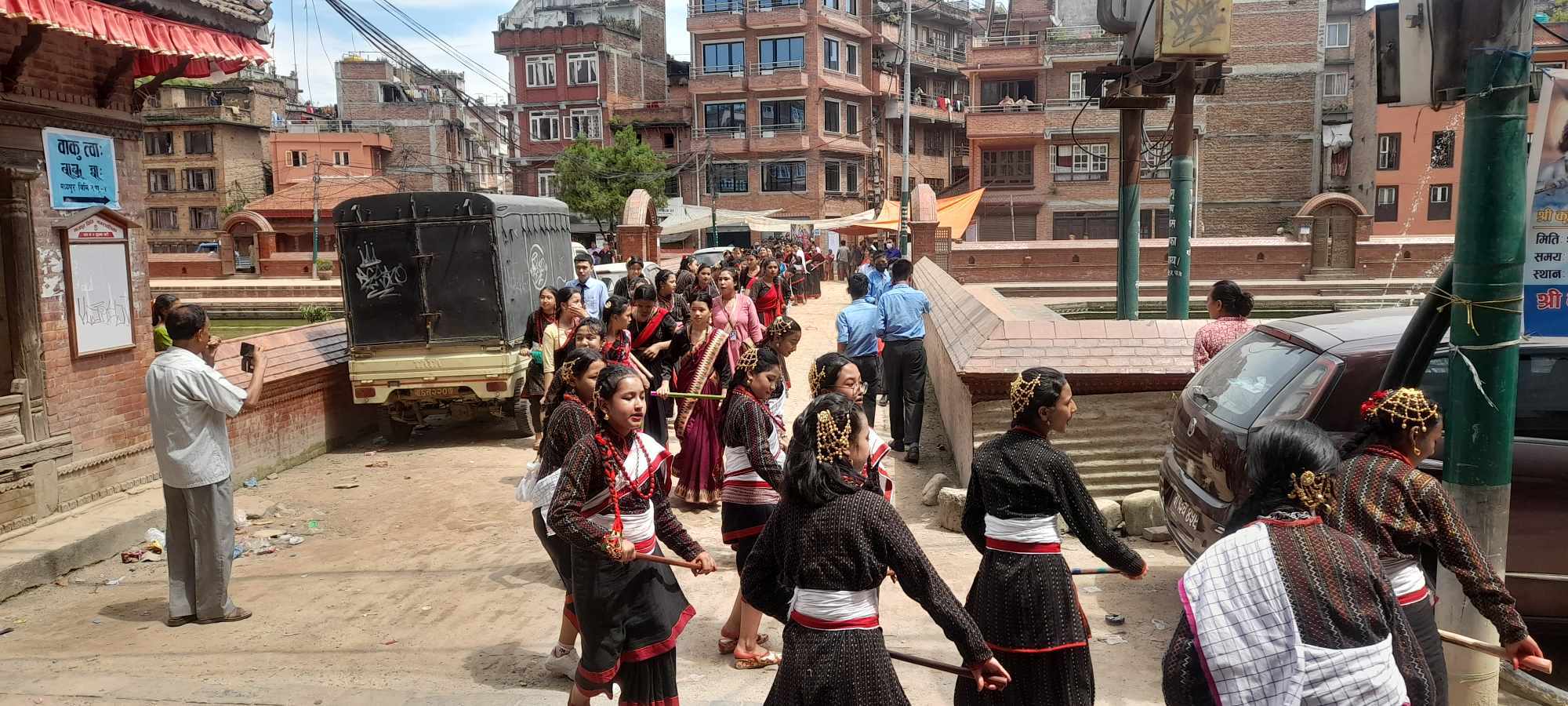 विनायकका विद्यार्थी घिन्ताङ घिसिङ नाचका साथ नगर परिक्रमा