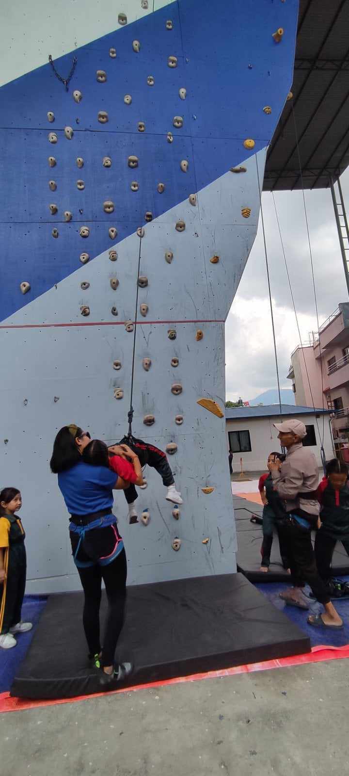 तीजको उपलक्ष्यमा विश्व कीर्तिमानी सगरमाथा आरोही पत्रकार कल्पनाले गराइन् क्लाइम्बिड