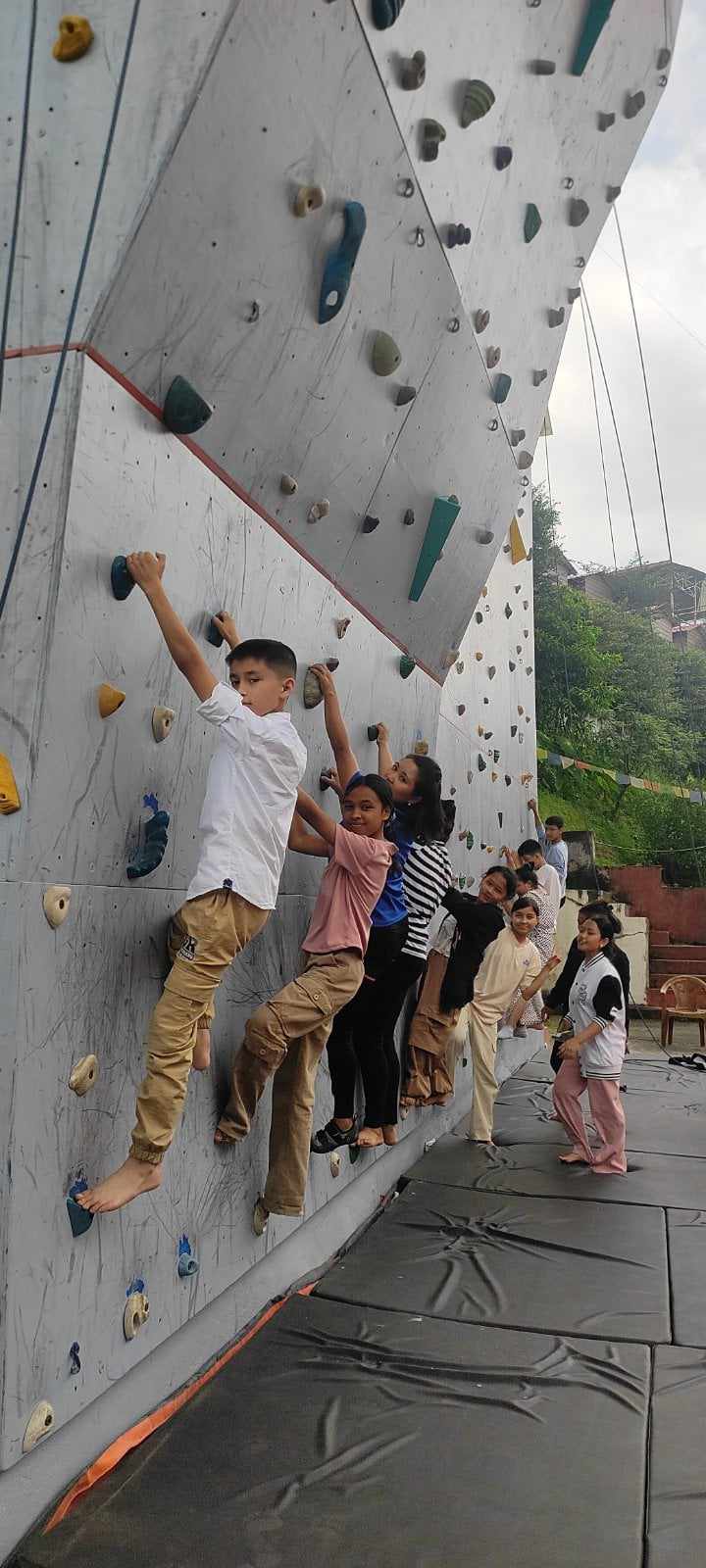 तीजको उपलक्ष्यमा विश्व कीर्तिमानी सगरमाथा आरोही पत्रकार कल्पनाले गराइन् क्लाइम्बिड