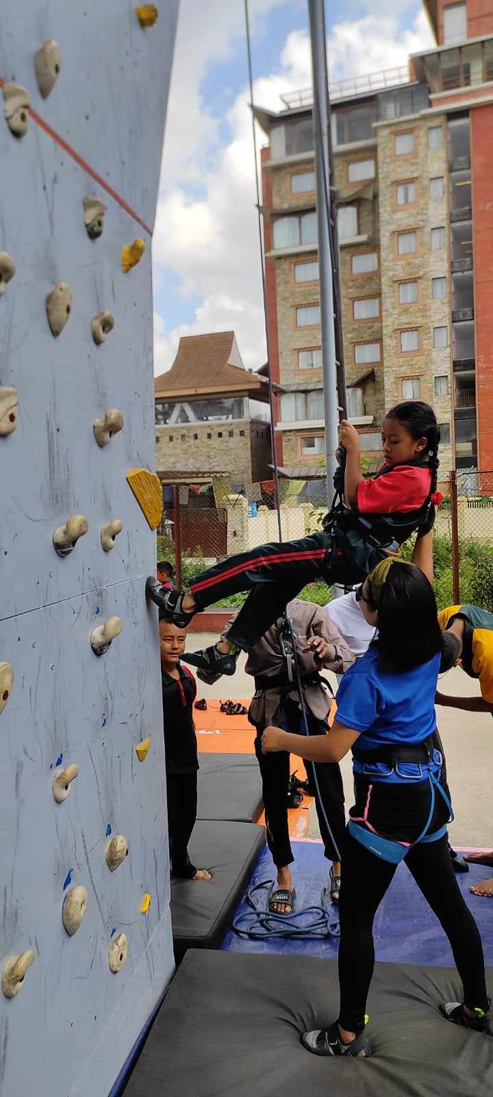 तीजको उपलक्ष्यमा विश्व कीर्तिमानी सगरमाथा आरोही पत्रकार कल्पनाले गराइन् क्लाइम्बिड
