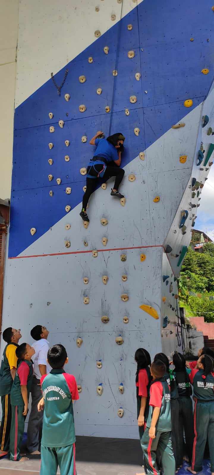 तीजको उपलक्ष्यमा विश्व कीर्तिमानी सगरमाथा आरोही पत्रकार कल्पनाले गराइन् क्लाइम्बिड