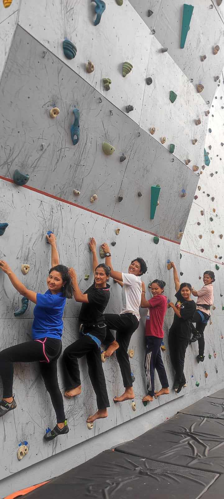 तीजको उपलक्ष्यमा विश्व कीर्तिमानी सगरमाथा आरोही पत्रकार कल्पनाले गराइन् क्लाइम्बिड