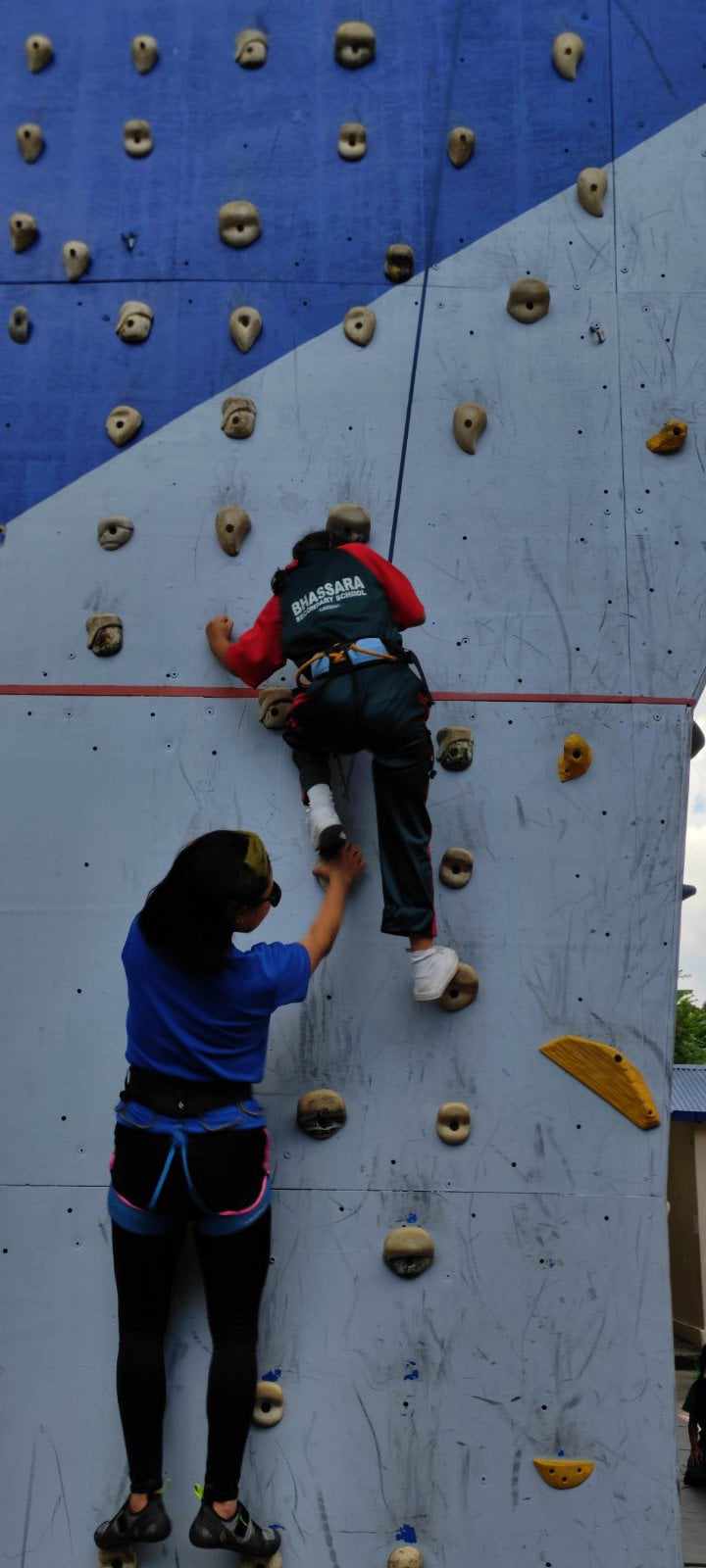 तीजको उपलक्ष्यमा विश्व कीर्तिमानी सगरमाथा आरोही पत्रकार कल्पनाले गराइन् क्लाइम्बिड