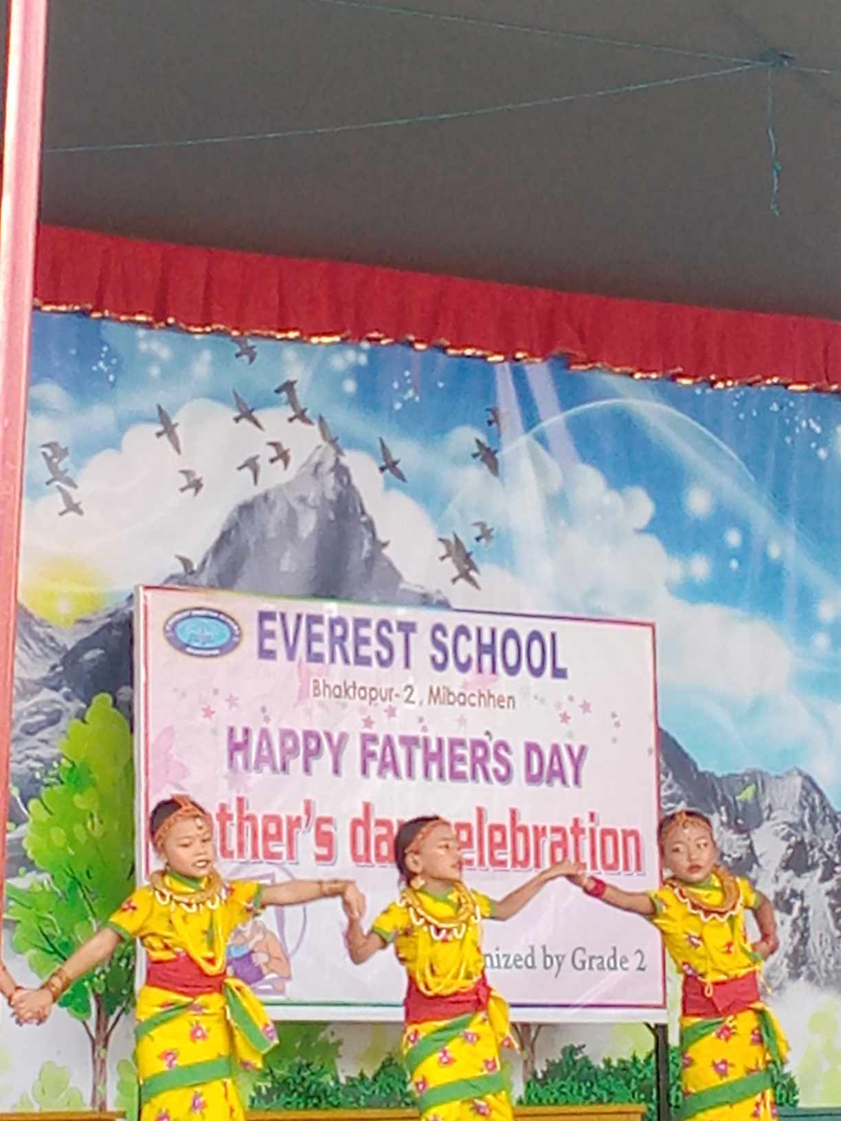 एभरेष्टको कक्षा २ का विद्यार्थीले मनाए ह्यापी फाडर्स डे