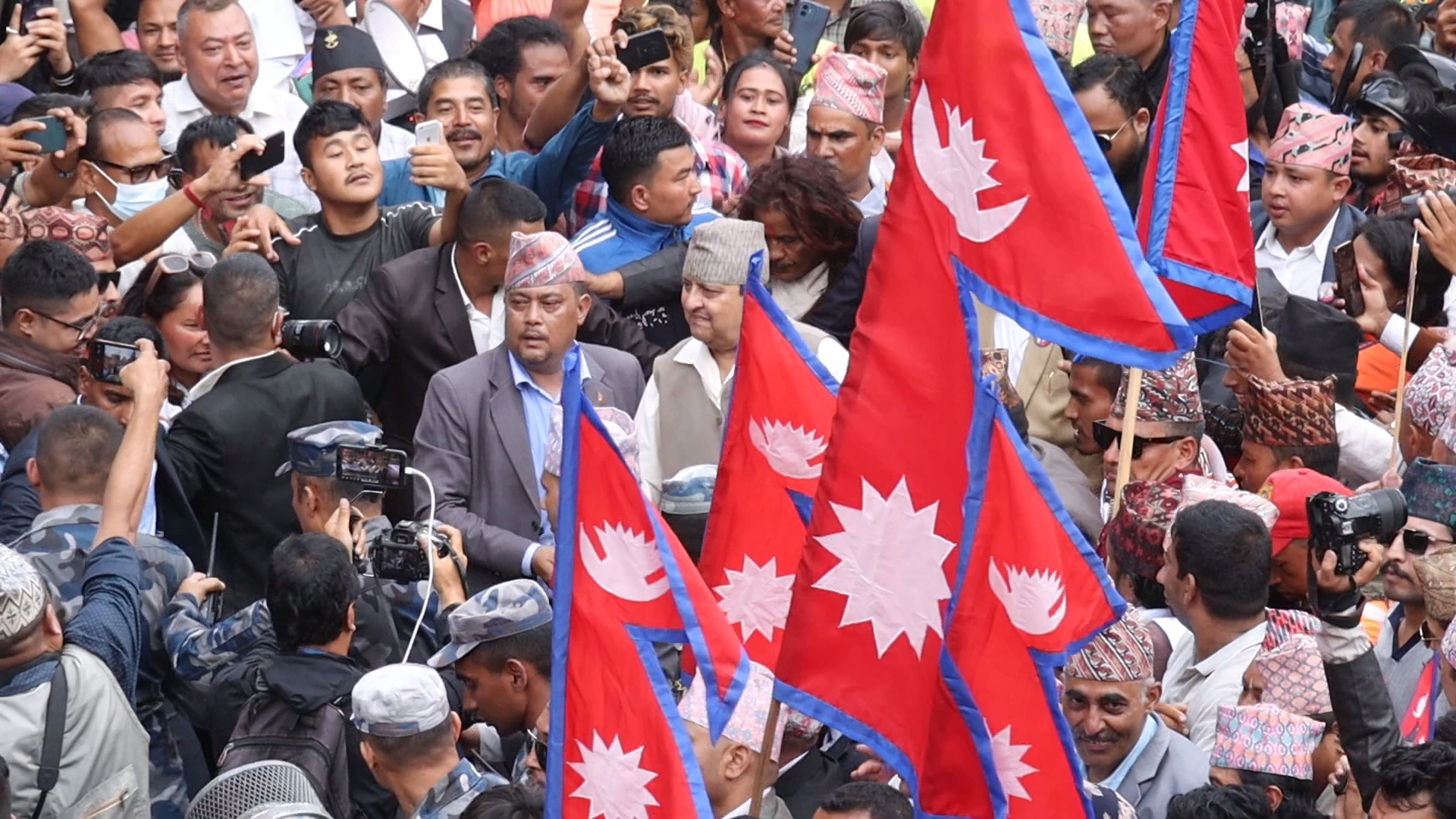 जव पूर्व राजा ज्ञानेन्द्र शाह भक्तपुर पुगे (फोटो फिचर)