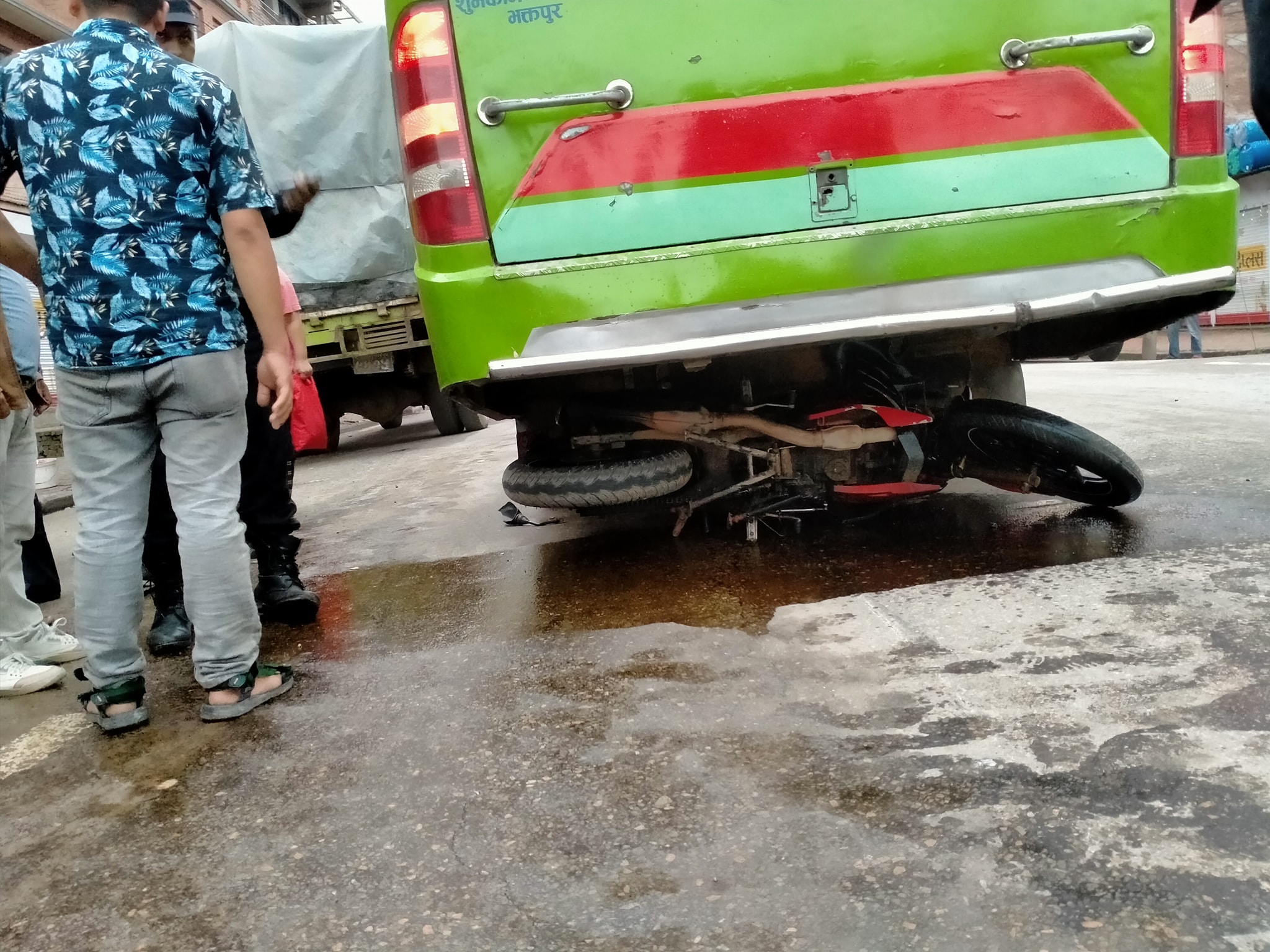 एकाविहानै च्याम्हासिंह रोड महेश्वरी पुल नजिकै दुर्घटना