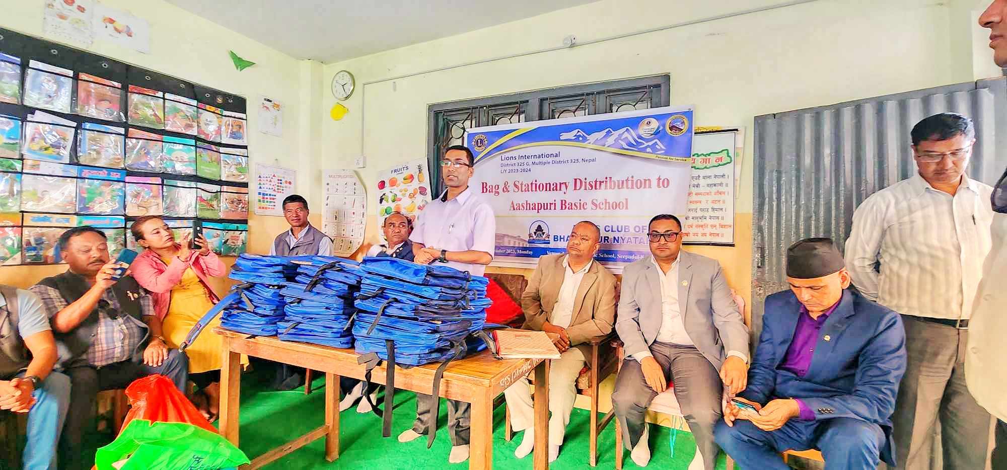 आशापुरी आधारभूत विद्यालयमा शैक्षिक सामग्री वितरण 