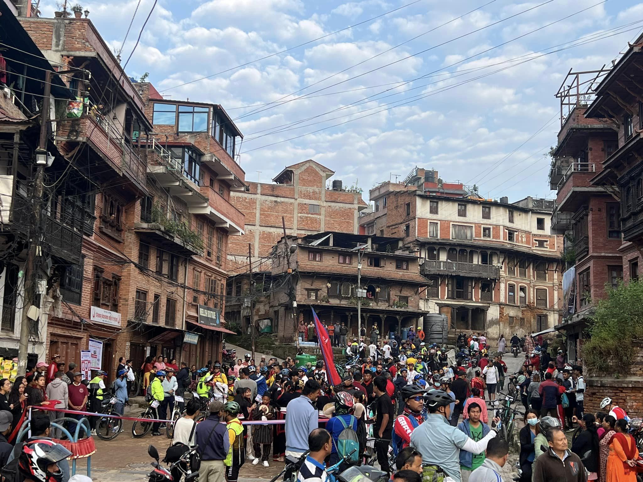 भक्तपुरबाट काठमाडौं हिड्यो साइकल रयाली