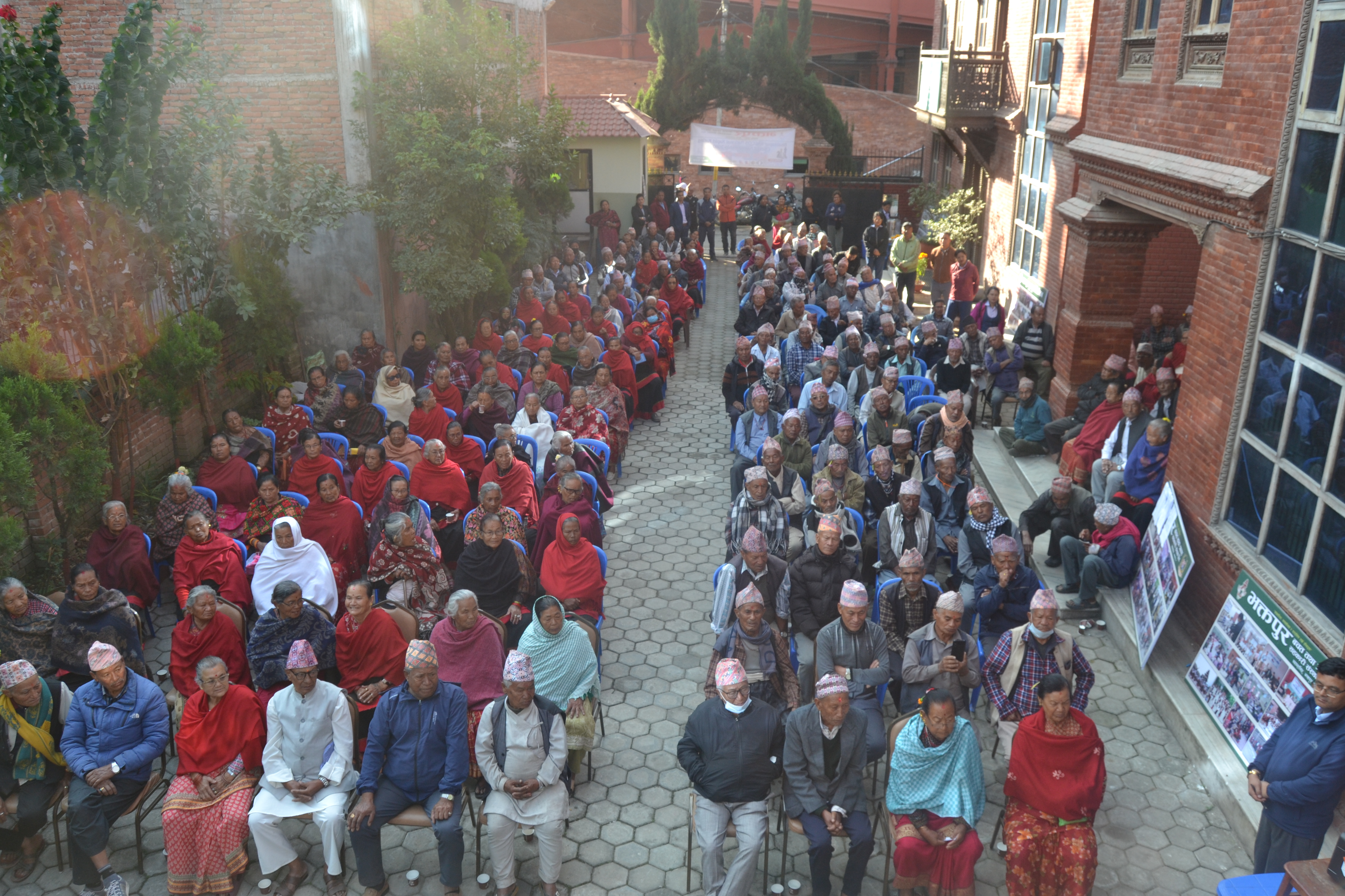 भक्तपुर बचतका ज्येष्ठ सदस्यलाई पौष्टिक आहार वितरण