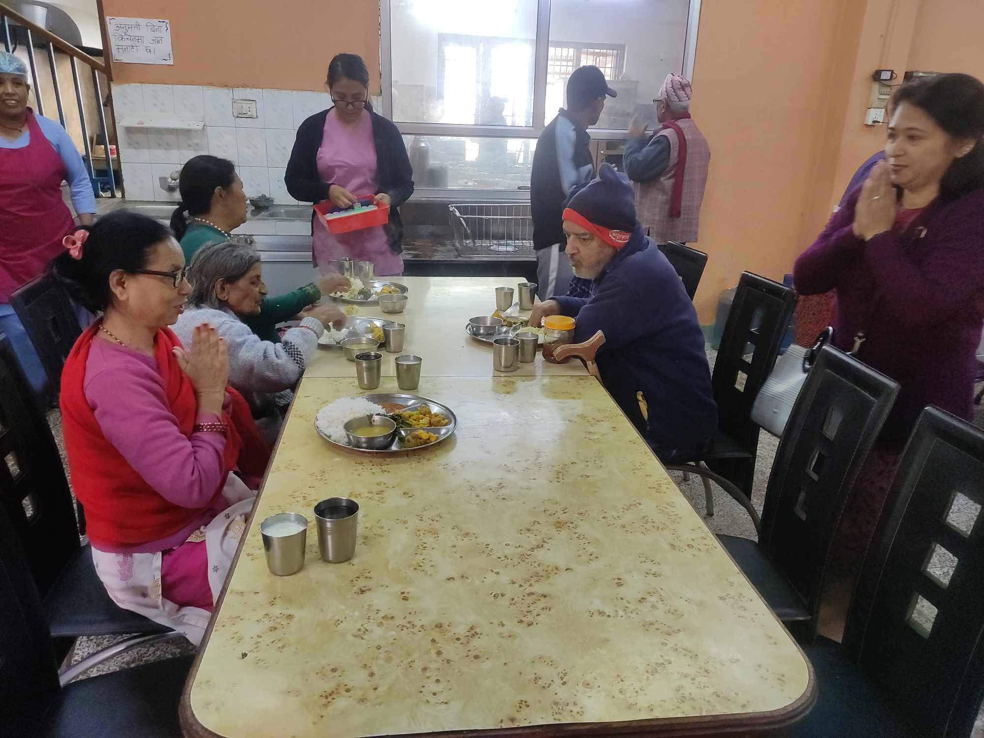 भक्तपुरका स्वर्गीय सावित्रीको सम्झनामा सिद्धि स्मृति शालिग्रामका बृद्धबृद्धाहरुलाई भोजन