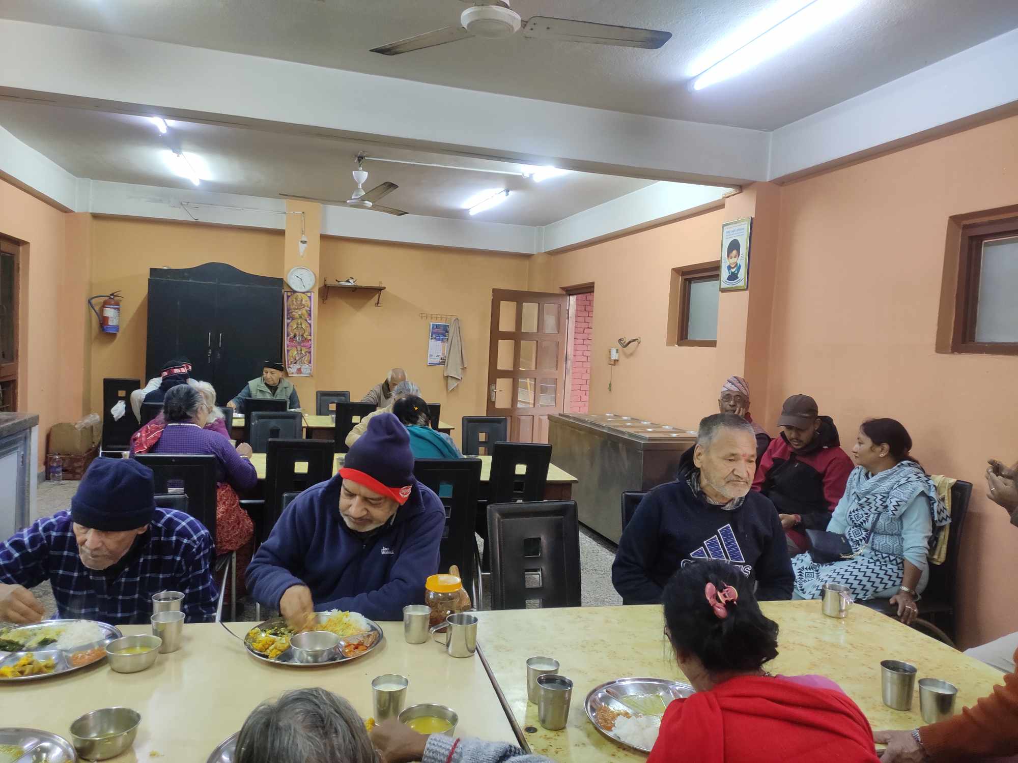 भक्तपुरका स्वर्गीय सावित्रीको सम्झनामा सिद्धि स्मृति शालिग्रामका बृद्धबृद्धाहरुलाई भोजन