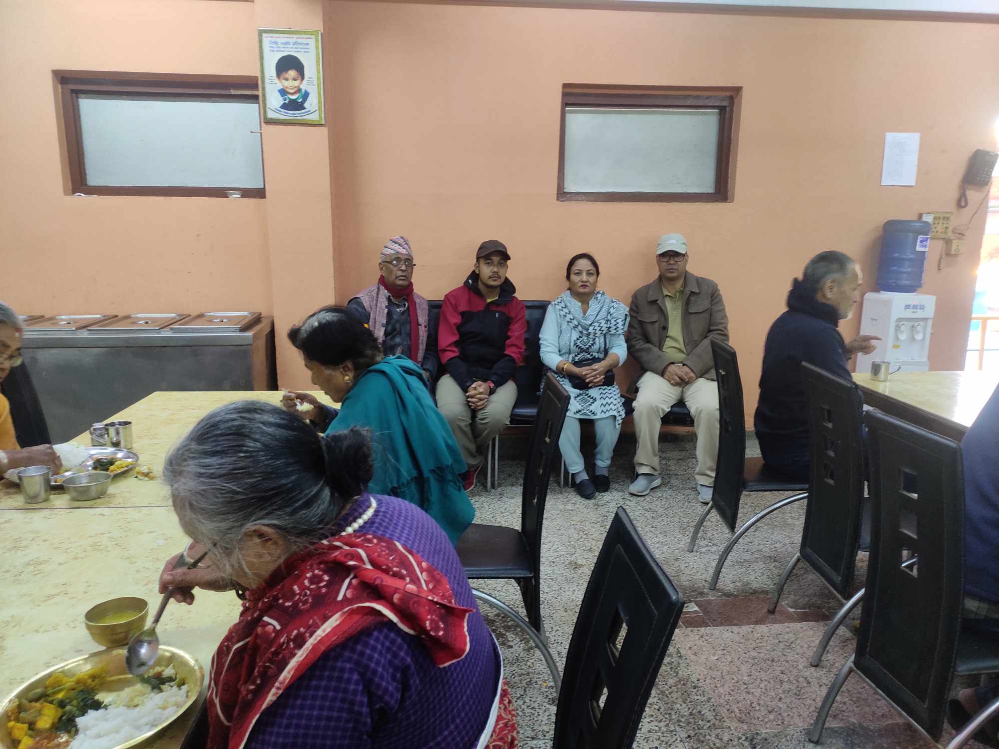 भक्तपुरका स्वर्गीय सावित्रीको सम्झनामा सिद्धि स्मृति शालिग्रामका बृद्धबृद्धाहरुलाई भोजन