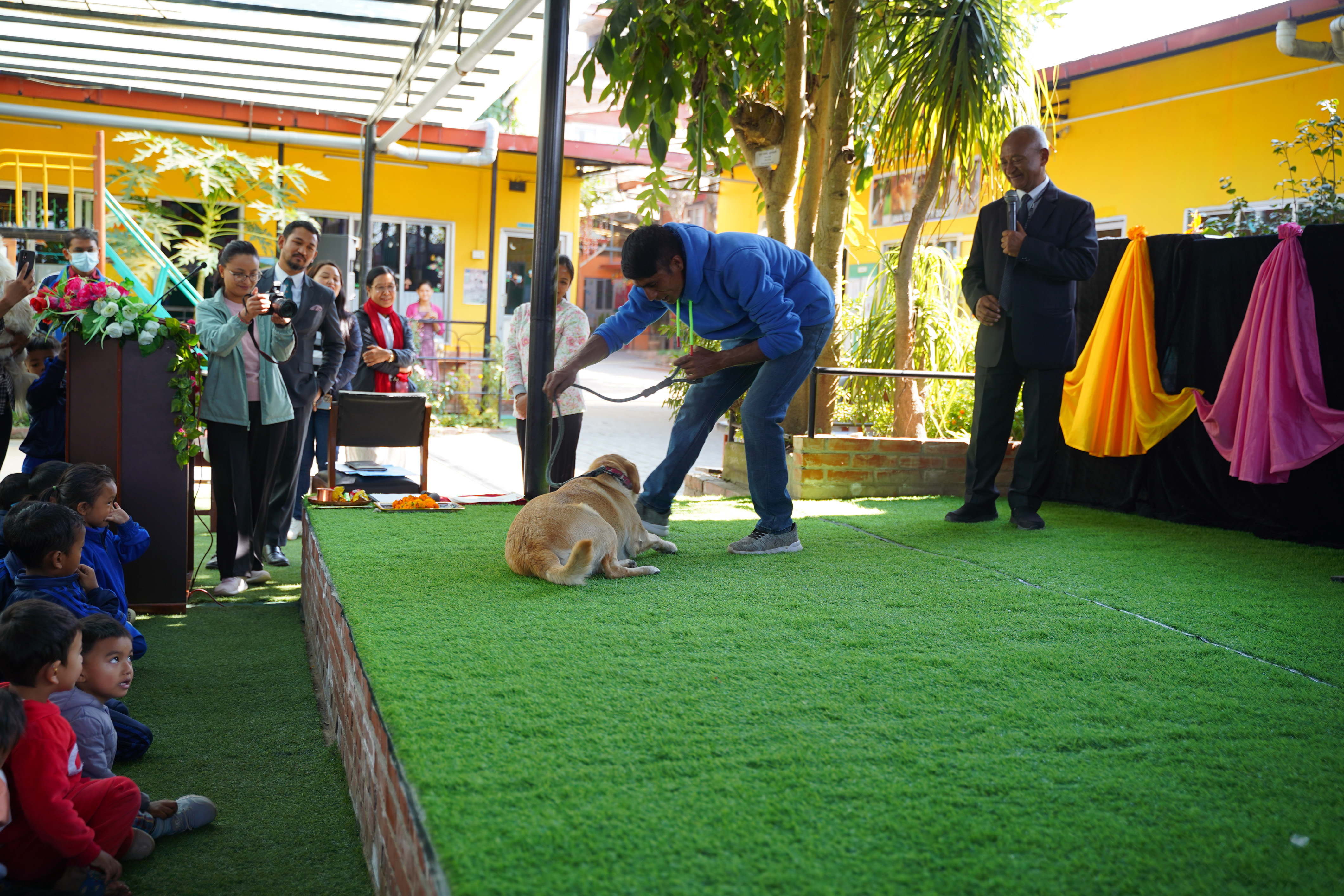 एभरेस्ट स्कुलका विद्यार्थीले गरे कुकुर तिहार