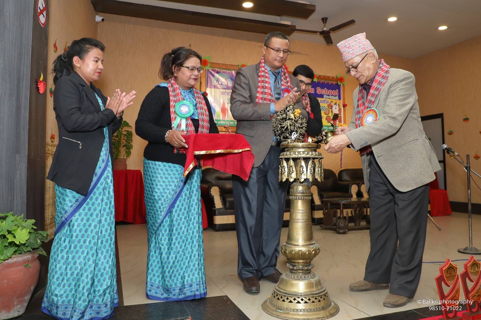 जेष्ठ अभिभावक दिवस तथा जन्मदिन कोषबाट शैक्षिक सामग्री हस्तान्तरण