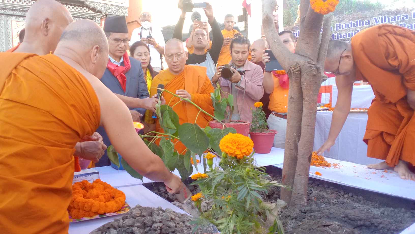 इनाचोमा दुलर्भ कठिन चीवर दान (फोटो फिचरसहित)