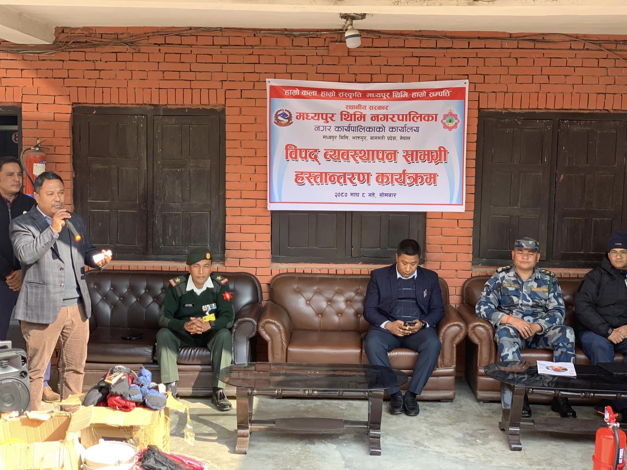मेयर श्रेष्ठद्धारा विपद ब्यबस्थापन सामाग्री हस्तान्तरण 