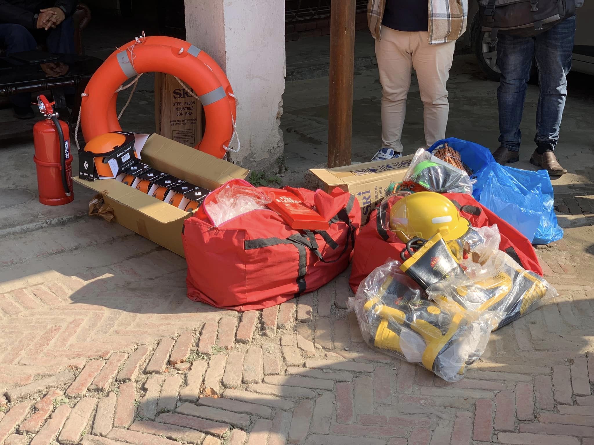 मेयर श्रेष्ठद्धारा विपद ब्यबस्थापन सामाग्री हस्तान्तरण 