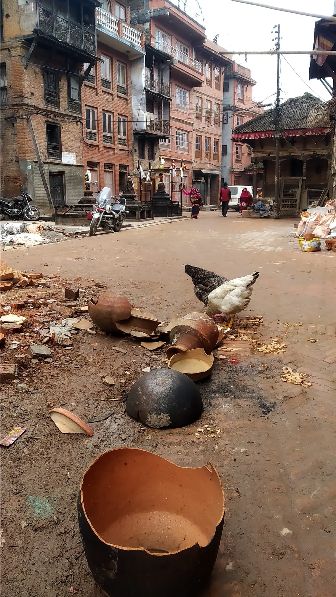 भक्तपुरका चोकचोकमा किन फुटाइयो माटोका भाँंडोहरु ? (फोटो कथा)