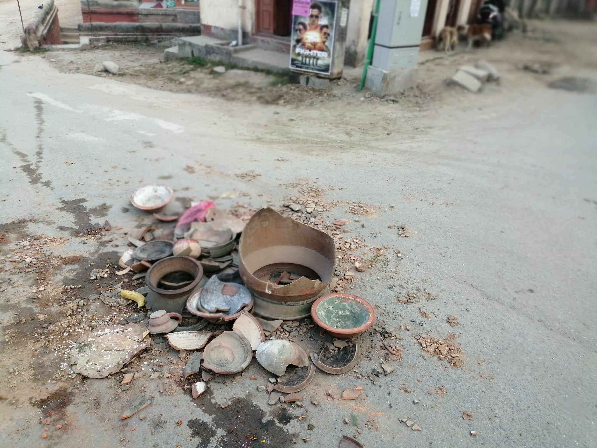 भक्तपुरका चोकचोकमा किन फुटाइयो माटोका भाँंडोहरु ? (फोटो कथा)