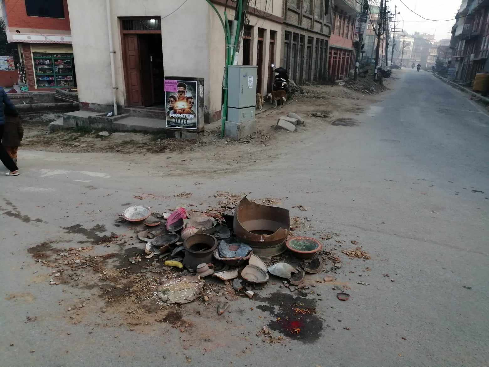 भक्तपुरका चोकचोकमा किन फुटाइयो माटोका भाँंडोहरु ? (फोटो कथा)