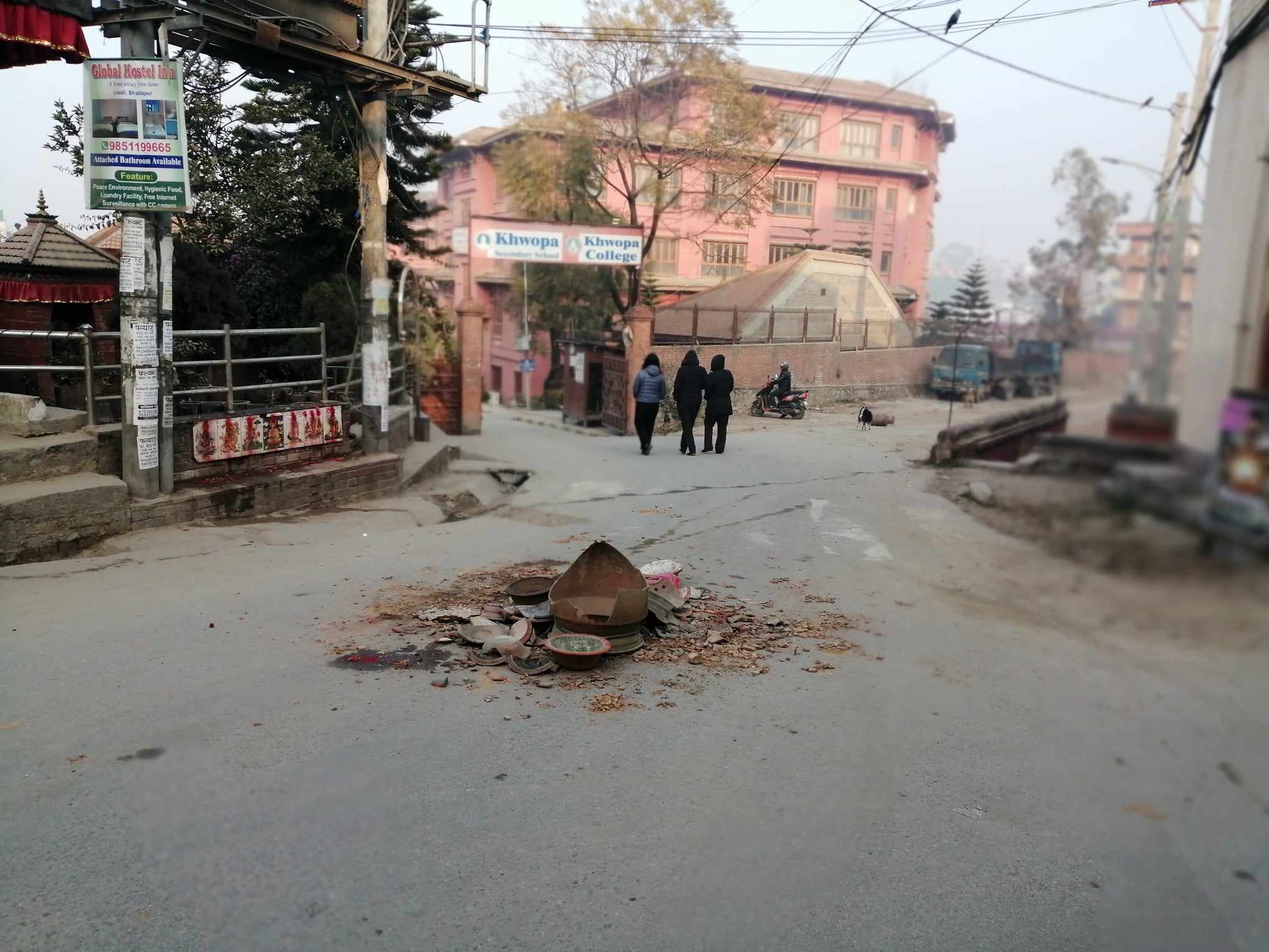 भक्तपुरका चोकचोकमा किन फुटाइयो माटोका भाँंडोहरु ? (फोटो कथा)