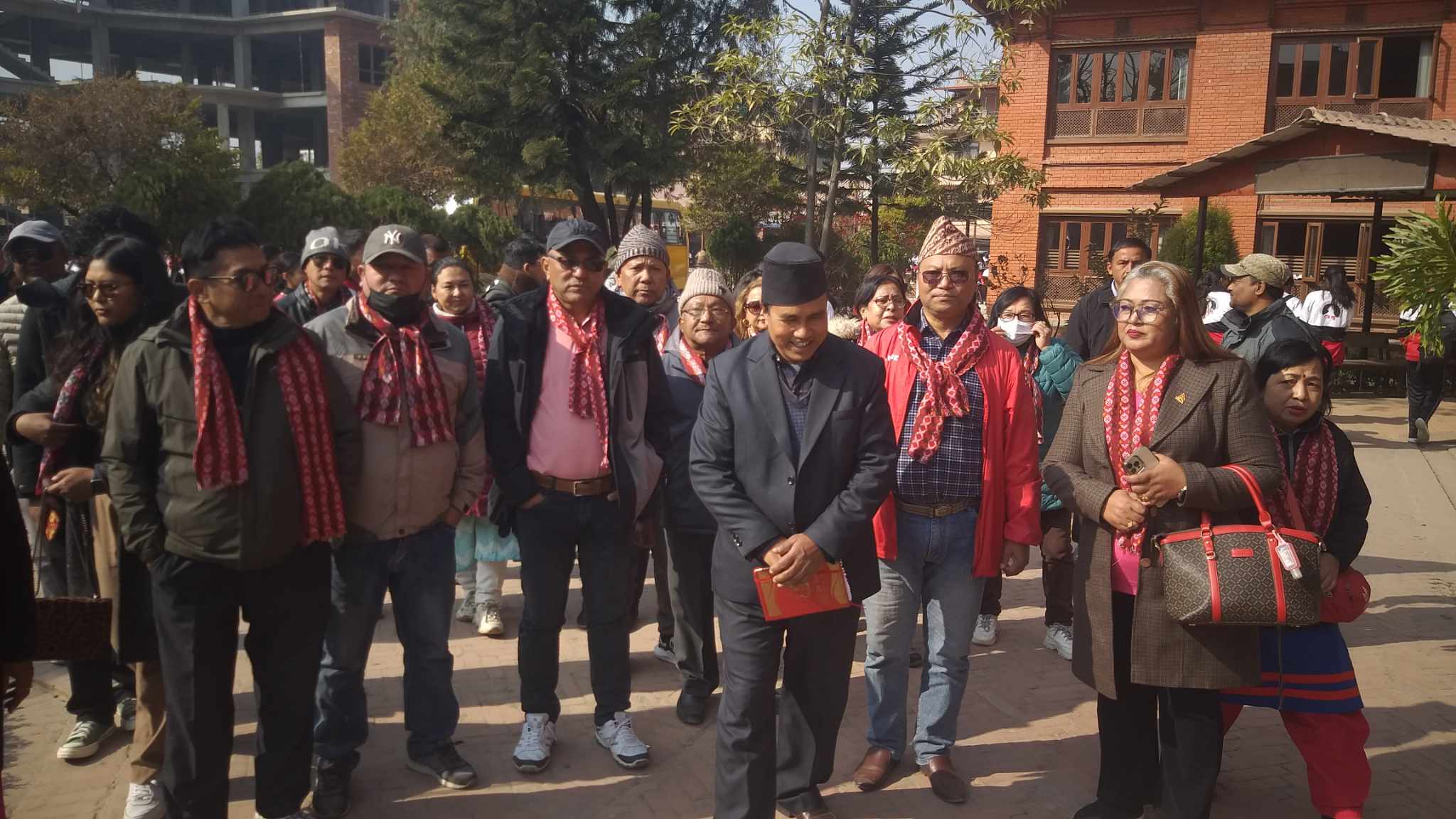 धरानका तीन दर्जनबासीहरु भक्तपुरको ख्व्प कलेजमा (तस्वीरमा)