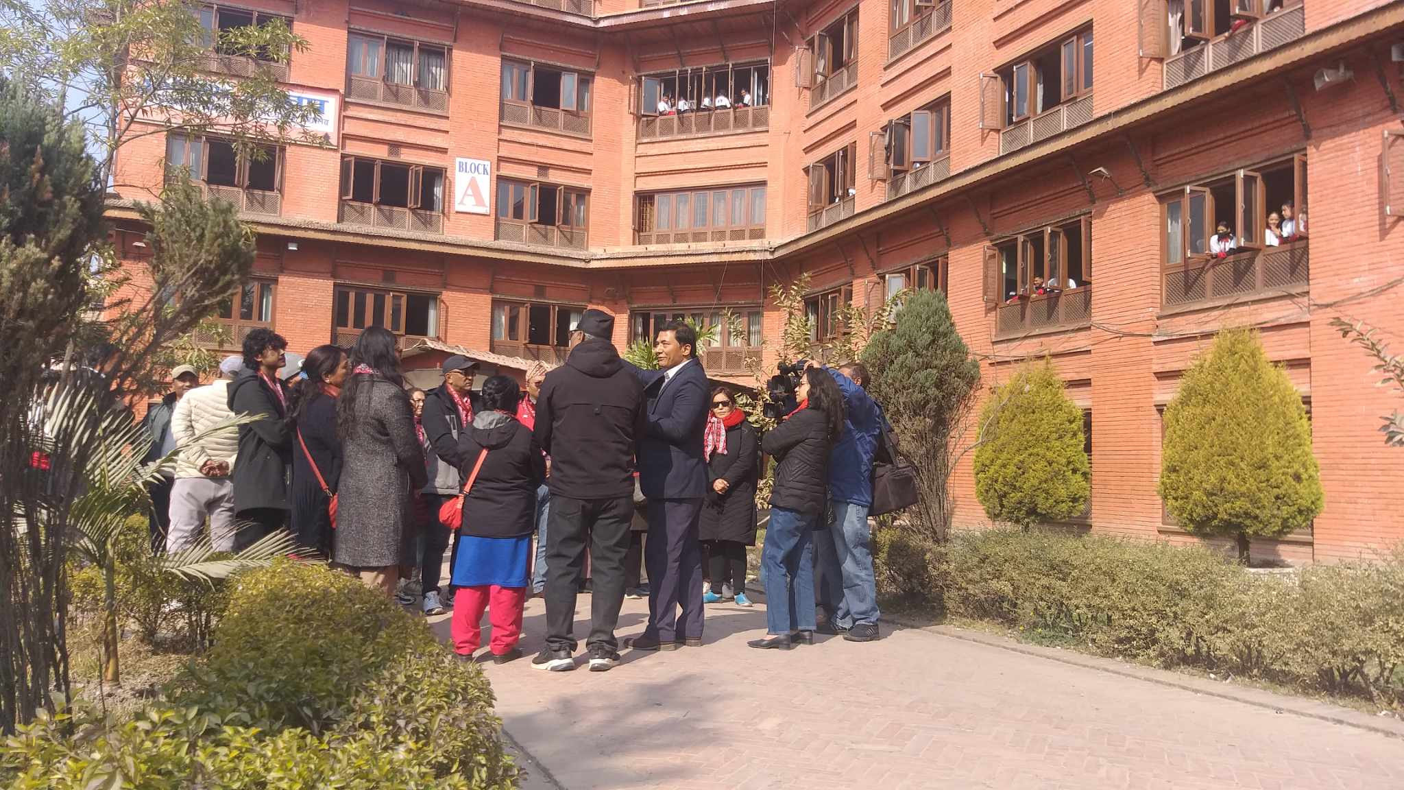 धरानका तीन दर्जनबासीहरु भक्तपुरको ख्व्प कलेजमा (तस्वीरमा)