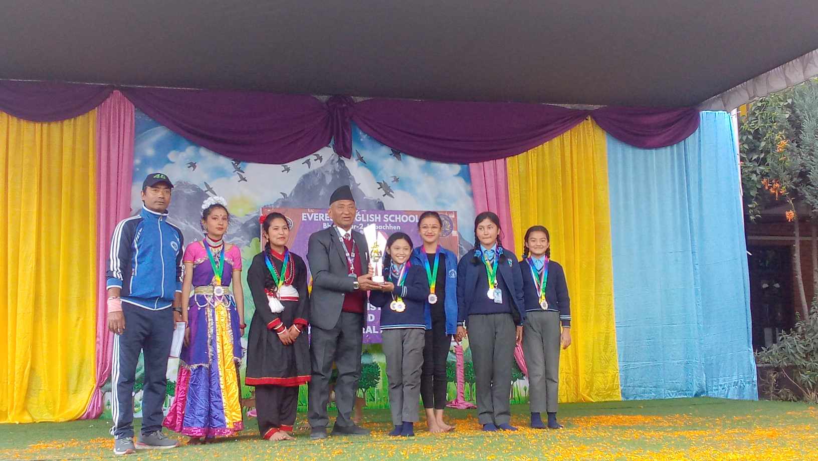 एभरेस्ट स्कुलमा पुरस्कार वितरण तथा सास्कृतिक कार्यक्रम 