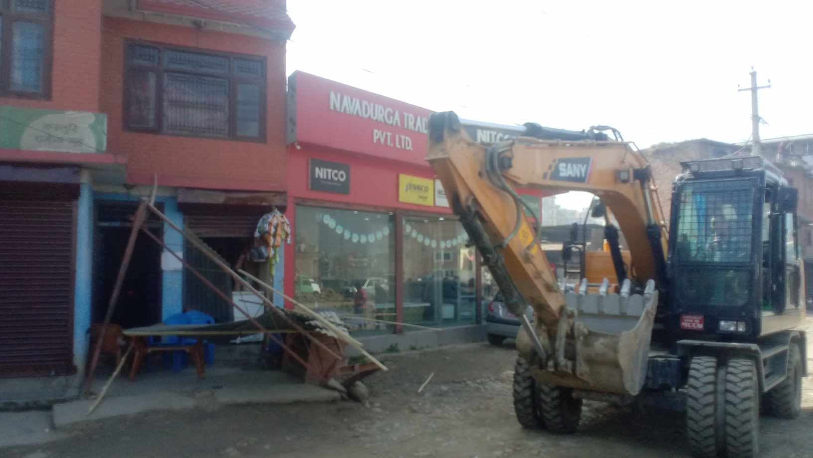 यसरी हटाइयो सूर्यविनायकदेखिका अस्थायी संरचनाहरु (तस्वीरमा)