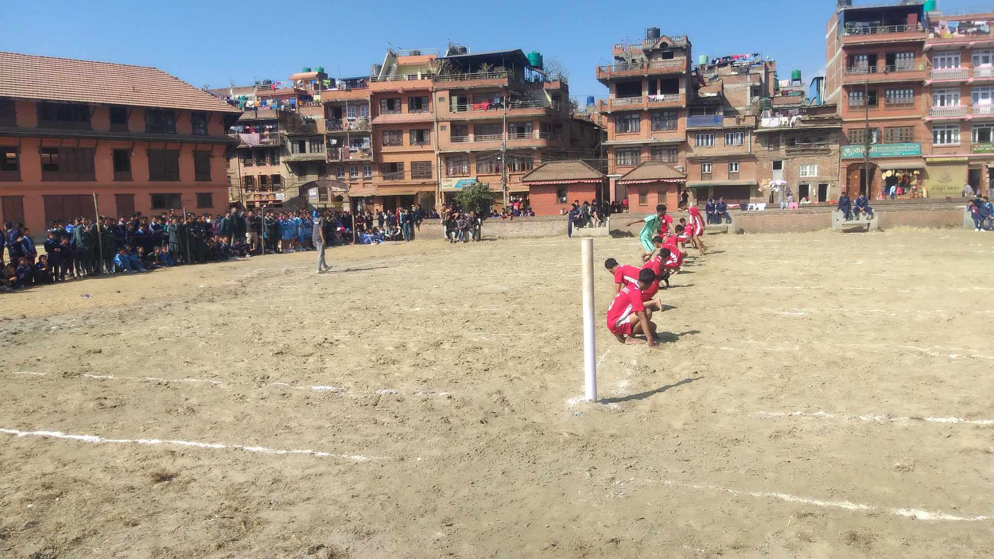 भक्तपुरको लामगालमा खोखो खेलमा विद्यार्थी (फोटो कथा)