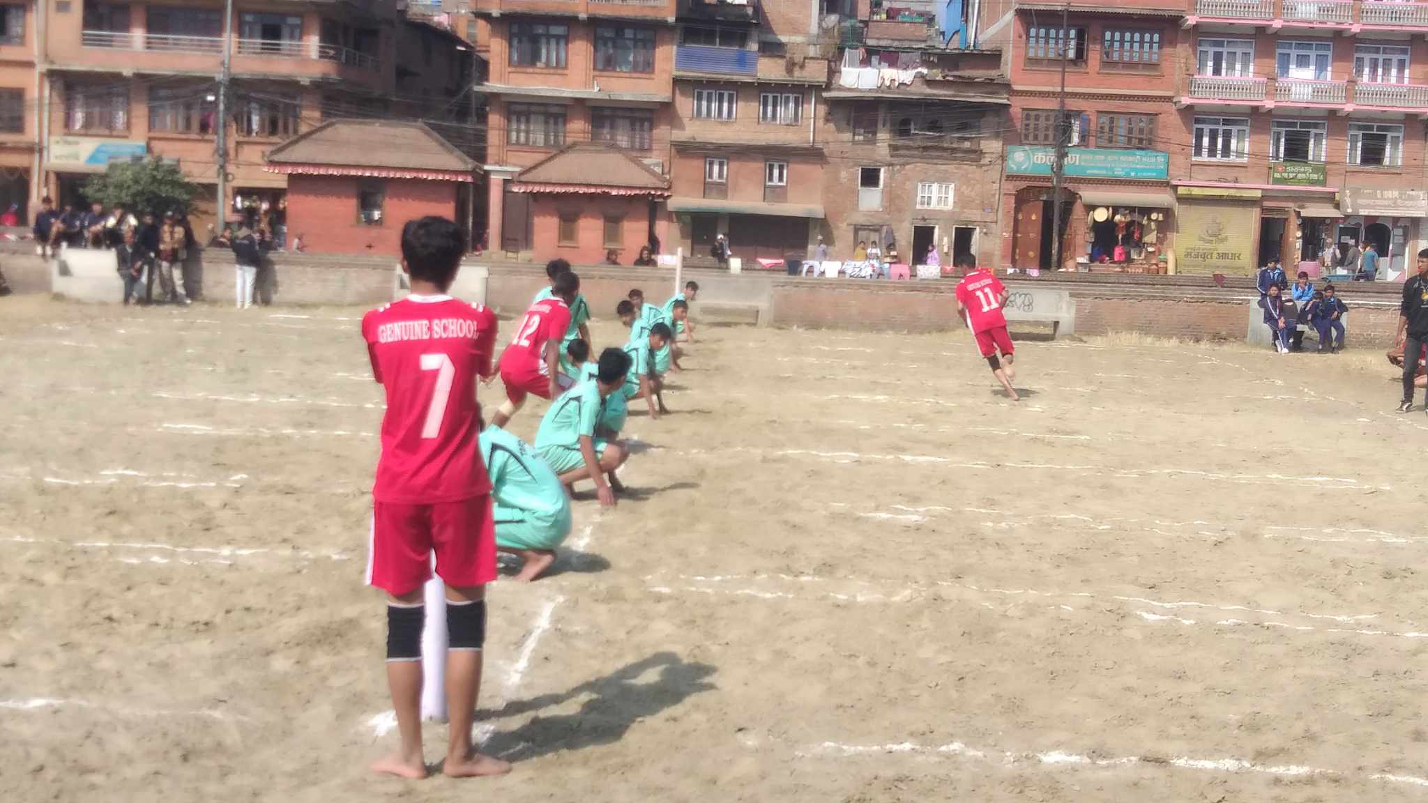 भक्तपुरको लामगालमा खोखो खेलमा विद्यार्थी (फोटो कथा)