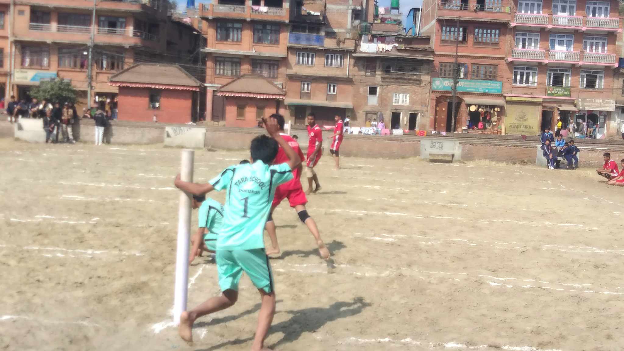 भक्तपुरको लामगालमा खोखो खेलमा विद्यार्थी (फोटो कथा)