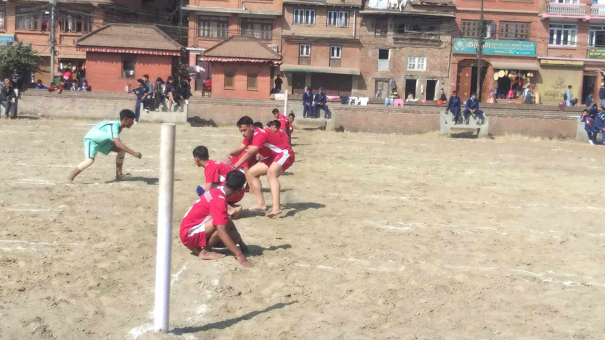 भक्तपुरको लामगालमा खोखो खेलमा विद्यार्थी (फोटो कथा)