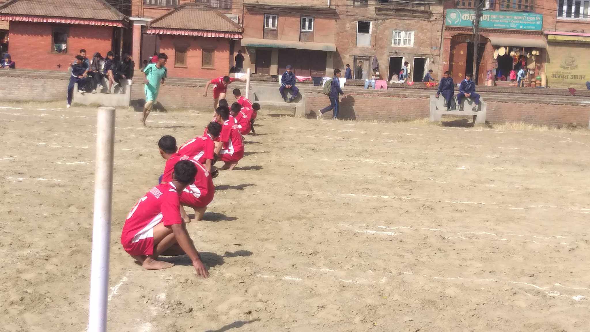 भक्तपुरको लामगालमा खोखो खेलमा विद्यार्थी (फोटो कथा)